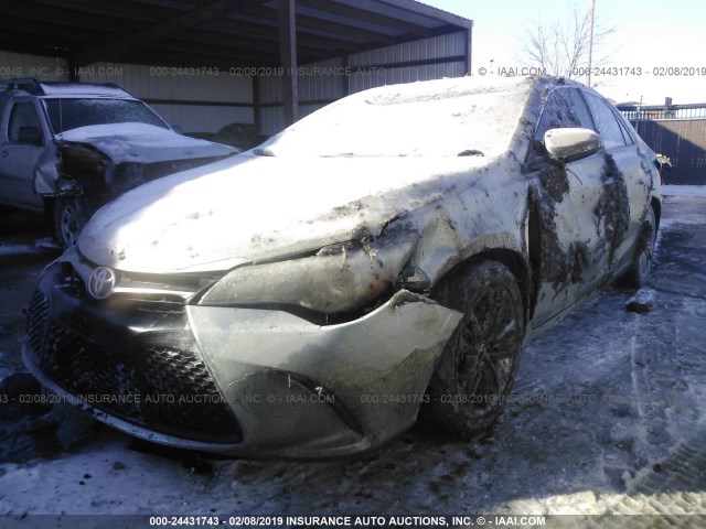 4T1BF1FK3FU068165 - 2015 TOYOTA CAMRY LE/XLE/SE/XSE 银色 照片 2