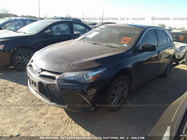 4T1BF1FK5HU697719 - 2017 TOYOTA CAMRY LE/XLE/SE/XSE BLACK photo 2