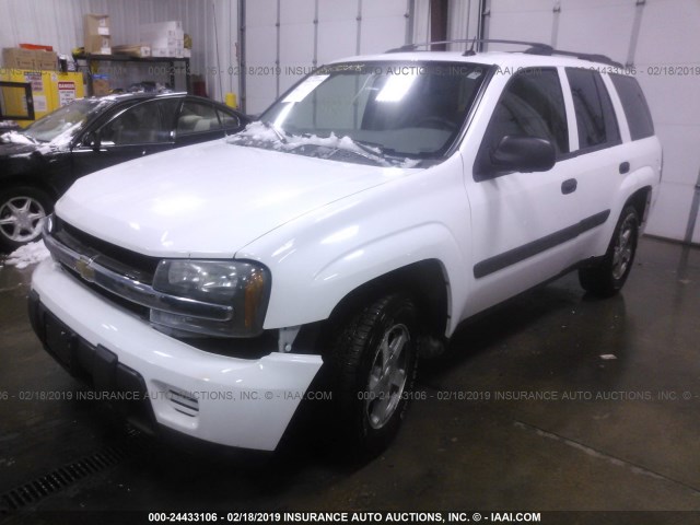 1GNDT13S052165271 - 2005 CHEVROLET TRAILBLAZER LS/LT WHITE photo 2