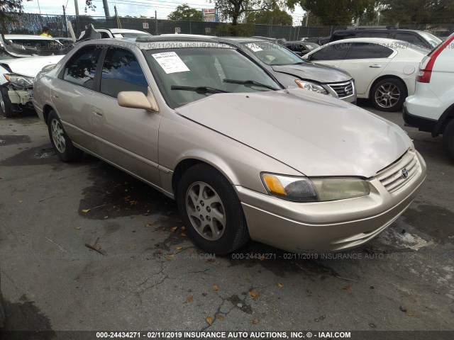 4T1BF28K8WU052546 - 1998 TOYOTA CAMRY CE/LE/XLE BEIGE photo 1