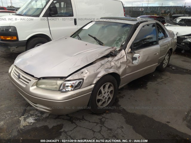 4T1BF28K8WU052546 - 1998 TOYOTA CAMRY CE/LE/XLE BEIGE photo 2