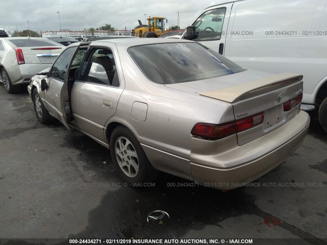 4T1BF28K8WU052546 - 1998 TOYOTA CAMRY CE/LE/XLE BEIGE photo 3
