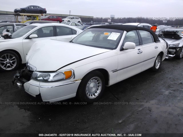 1LNHM81W5XY681479 - 1999 LINCOLN TOWN CAR EXECUTIVE WHITE photo 2