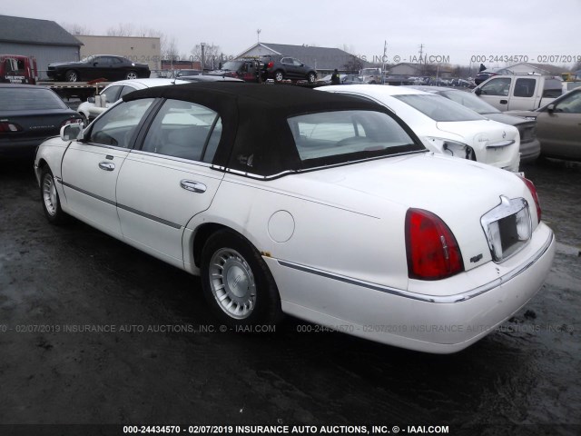 1LNHM81W5XY681479 - 1999 LINCOLN TOWN CAR EXECUTIVE WHITE photo 3