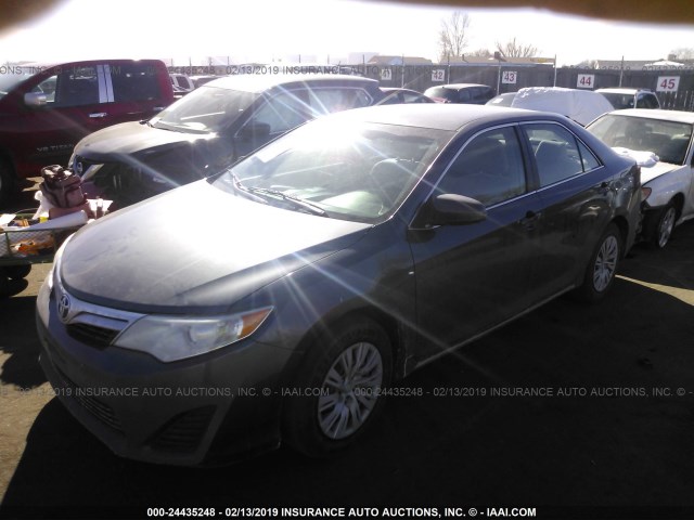 4T1BF1FK8DU263692 - 2013 TOYOTA CAMRY L/SE/LE/XLE ნაცრისფერი ფოტო 2