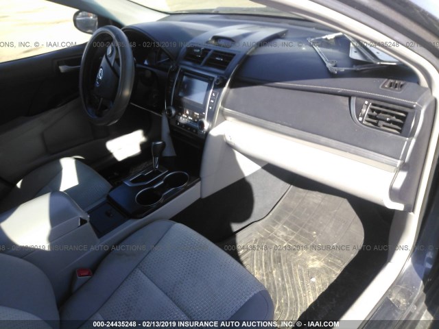 4T1BF1FK8DU263692 - 2013 TOYOTA CAMRY L/SE/LE/XLE ნაცრისფერი ფოტო 5
