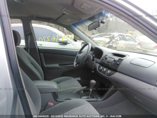 4T1BE30K05U991659 - 2005 TOYOTA CAMRY LE/XLE/SE SILVER photo 5