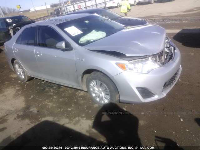 4T1BD1FK2EU137352 - 2014 TOYOTA CAMRY HYBRID/LE/XLE ვერცხლისფერი ფოტო 1
