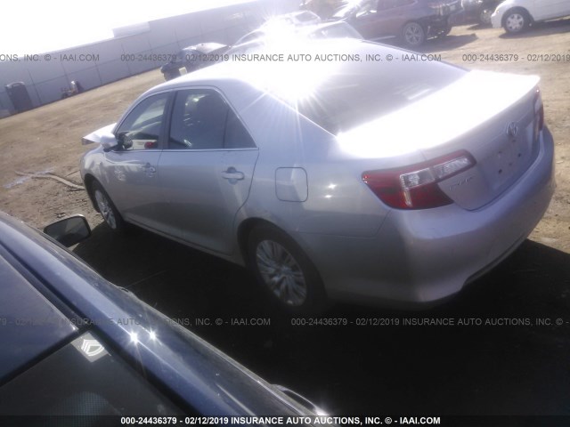 4T1BD1FK2EU137352 - 2014 TOYOTA CAMRY HYBRID/LE/XLE ვერცხლისფერი ფოტო 3