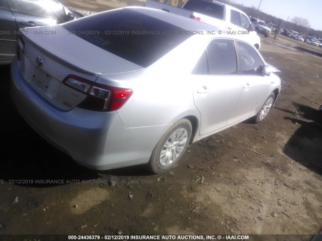 4T1BD1FK2EU137352 - 2014 TOYOTA CAMRY HYBRID/LE/XLE ვერცხლისფერი ფოტო 4