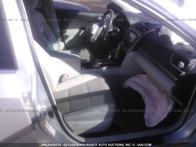 4T1BD1FK2EU137352 - 2014 TOYOTA CAMRY HYBRID/LE/XLE ვერცხლისფერი ფოტო 5