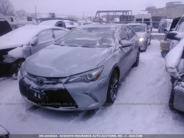4T1BF1FKXHU669057 - 2017 TOYOTA CAMRY LE/XLE/SE/XSE SILVER photo 2