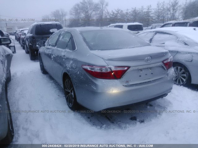 4T1BF1FKXHU669057 - 2017 TOYOTA CAMRY LE/XLE/SE/XSE SILVER photo 3