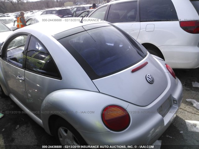 3VWDD21C2YM411724 - 2000 VOLKSWAGEN NEW BEETLE GLX SILVER photo 3