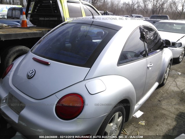 3VWDD21C2YM411724 - 2000 VOLKSWAGEN NEW BEETLE GLX SILVER photo 4