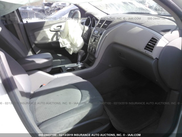 1GNKRGED9BJ159686 - 2011 CHEVROLET TRAVERSE LT WHITE photo 5