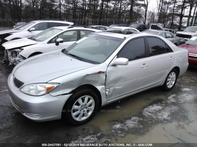 4T1BE30K32U047091 - 2002 TOYOTA CAMRY LE/XLE/SE SILVER photo 2