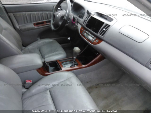 4T1BE30K32U047091 - 2002 TOYOTA CAMRY LE/XLE/SE SILVER photo 5