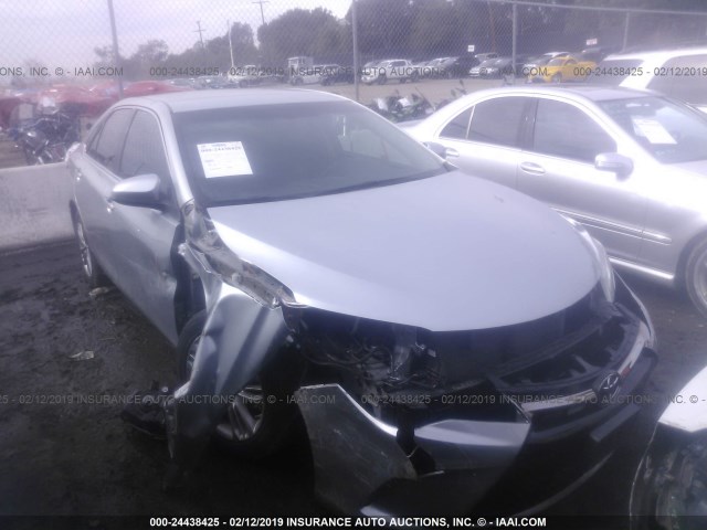 4T1BF1FK5FU070645 - 2015 TOYOTA CAMRY LE/XLE/SE/XSE ვერცხლისფერი ფოტო 1