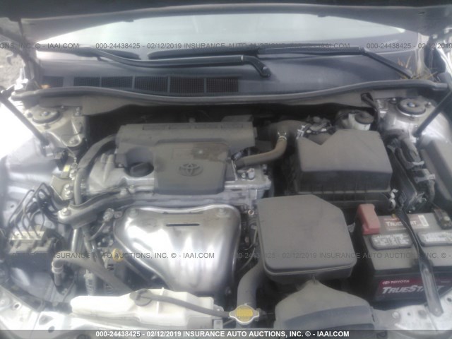 4T1BF1FK5FU070645 - 2015 TOYOTA CAMRY LE/XLE/SE/XSE ვერცხლისფერი ფოტო 10