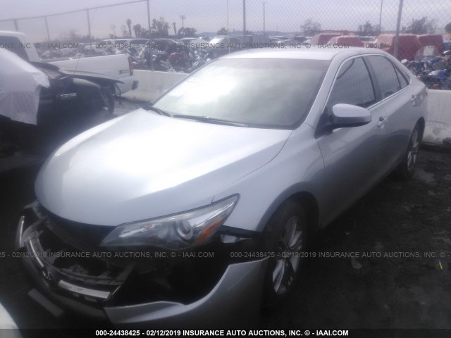 4T1BF1FK5FU070645 - 2015 TOYOTA CAMRY LE/XLE/SE/XSE ვერცხლისფერი ფოტო 2