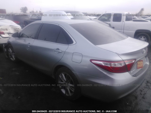 4T1BF1FK5FU070645 - 2015 TOYOTA CAMRY LE/XLE/SE/XSE ვერცხლისფერი ფოტო 3