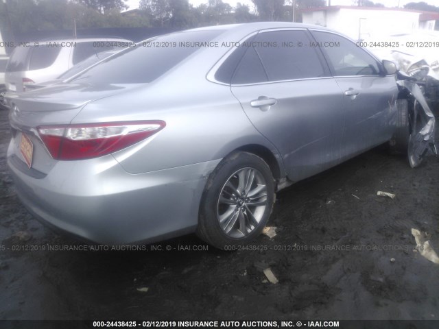 4T1BF1FK5FU070645 - 2015 TOYOTA CAMRY LE/XLE/SE/XSE ვერცხლისფერი ფოტო 4