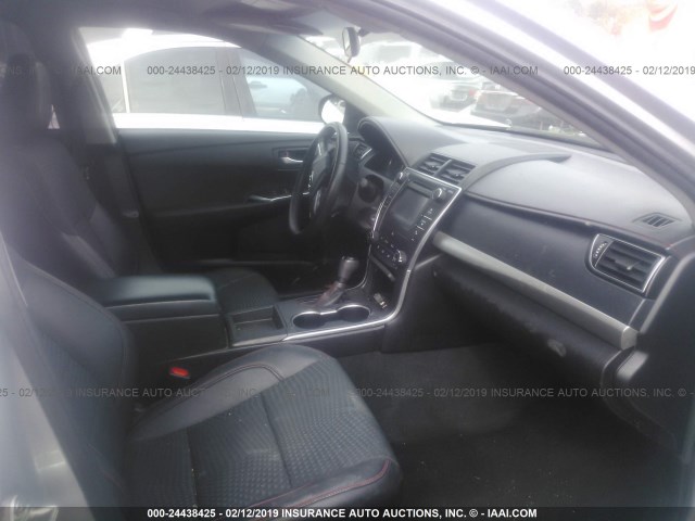 4T1BF1FK5FU070645 - 2015 TOYOTA CAMRY LE/XLE/SE/XSE ვერცხლისფერი ფოტო 5