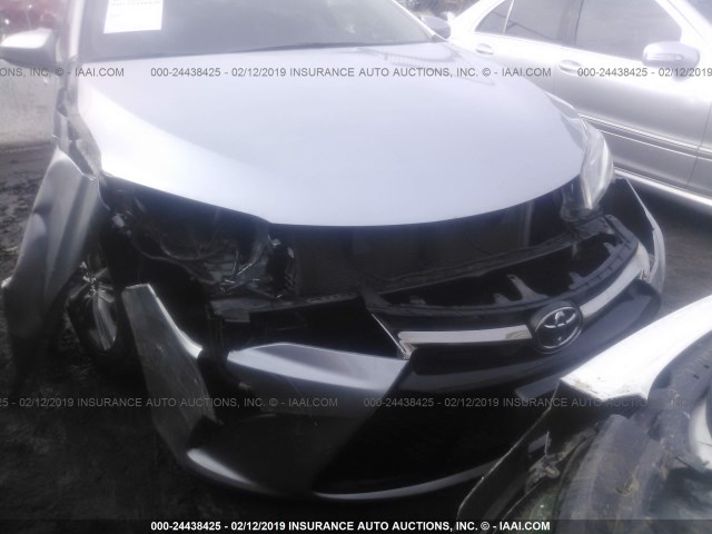 4T1BF1FK5FU070645 - 2015 TOYOTA CAMRY LE/XLE/SE/XSE ვერცხლისფერი ფოტო 6