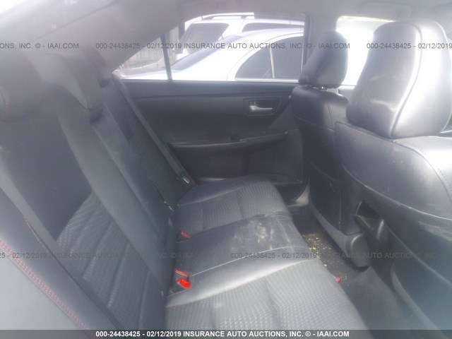 4T1BF1FK5FU070645 - 2015 TOYOTA CAMRY LE/XLE/SE/XSE ვერცხლისფერი ფოტო 8