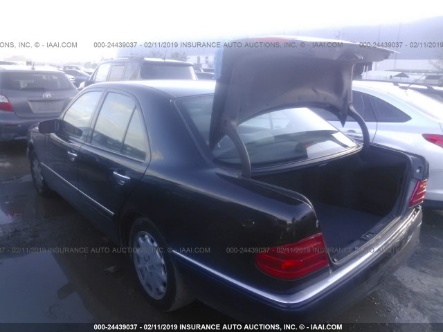 WDBJF55F4VJ031703 - 1997 MERCEDES-BENZ E 320 BLACK photo 3