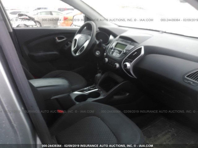 KM8JT3AB1CU436541 - 2012 HYUNDAI TUCSON GL SILVER photo 5