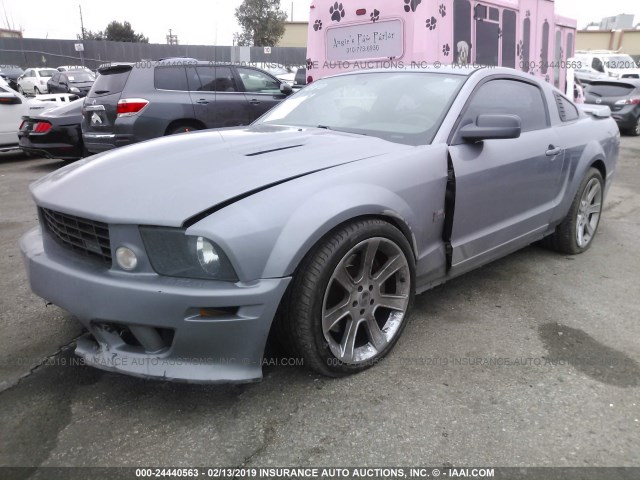 1ZVFT82HX65172189 - 2006 FORD MUSTANG GT GRAY photo 2