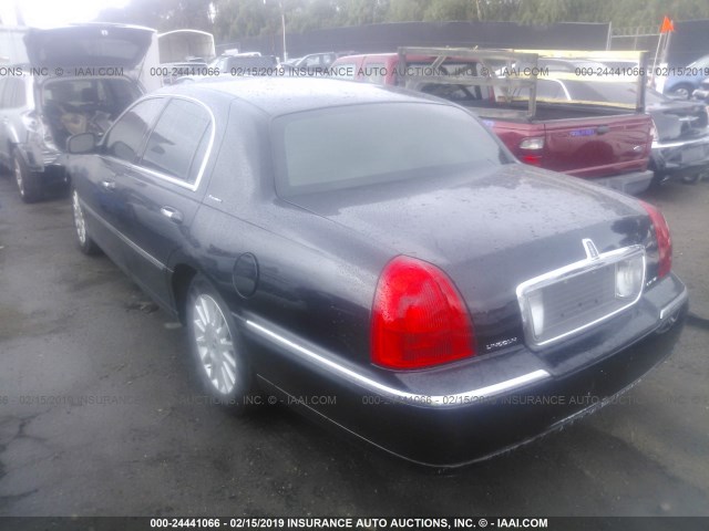 1LNHM81W53Y609238 - 2003 LINCOLN TOWN CAR EXECUTIVE BLACK photo 3