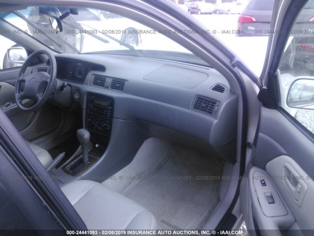 4T1BG22KXYU659699 - 2000 TOYOTA CAMRY CE/LE/XLE 银色 照片 5