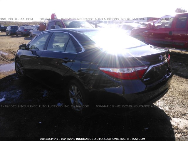 4T1BF1FK2GU615394 - 2016 TOYOTA CAMRY LE/XLE/SE/XSE შავი ფოტო 3