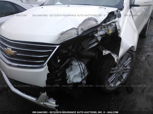 1GNKRGKD7FJ235318 - 2015 CHEVROLET TRAVERSE LT WHITE photo 6