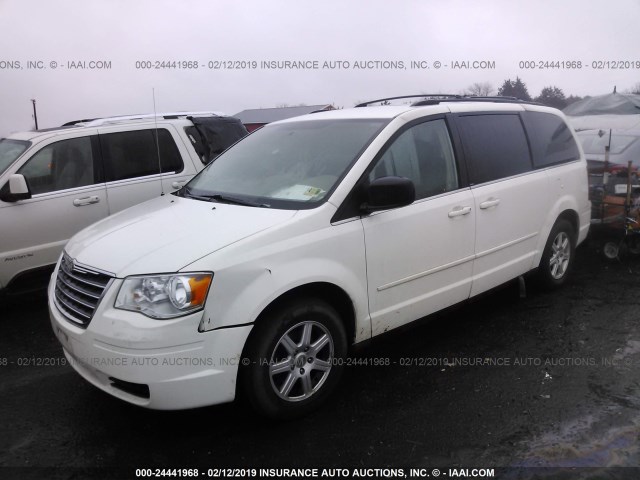 2A4RR2D17AR374831 - 2010 CHRYSLER TOWN & COUNTRY LX WHITE photo 2