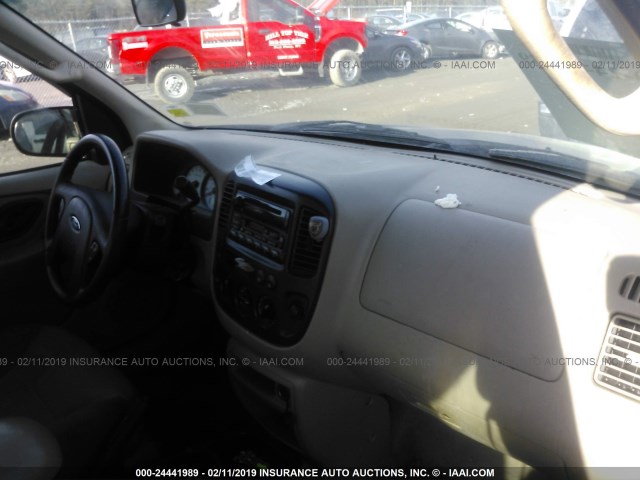 1FMYU92163KA78370 - 2003 FORD ESCAPE XLS GREEN photo 5