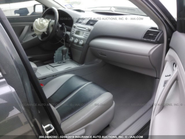 4T4BF3EK2BR099467 - 2011 TOYOTA CAMRY SE/LE/XLE 灰色 照片 5