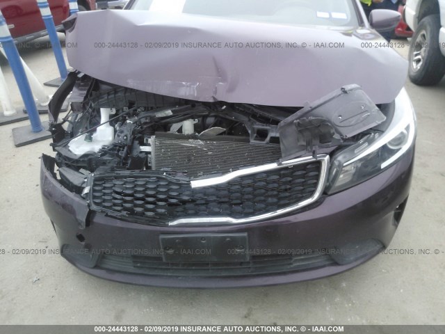 3KPFK4A70JE187451 - 2018 KIA FORTE LX 栗色 照片 6