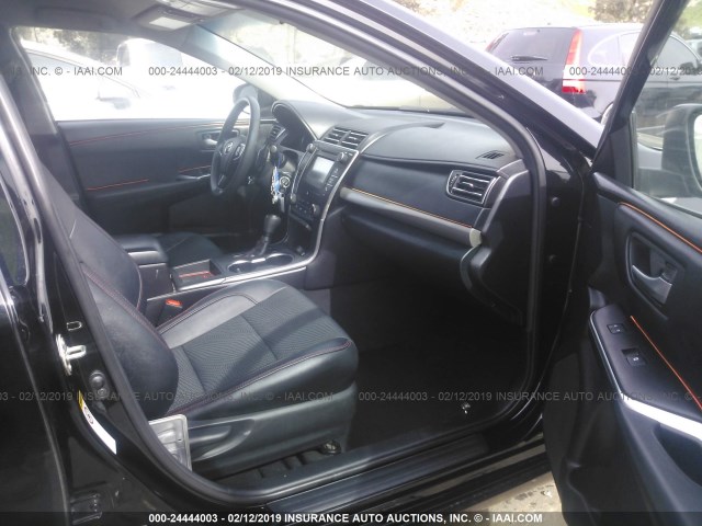 4T1BF1FK2HU640295 - 2017 TOYOTA CAMRY LE/XLE/SE/XSE BLACK photo 5
