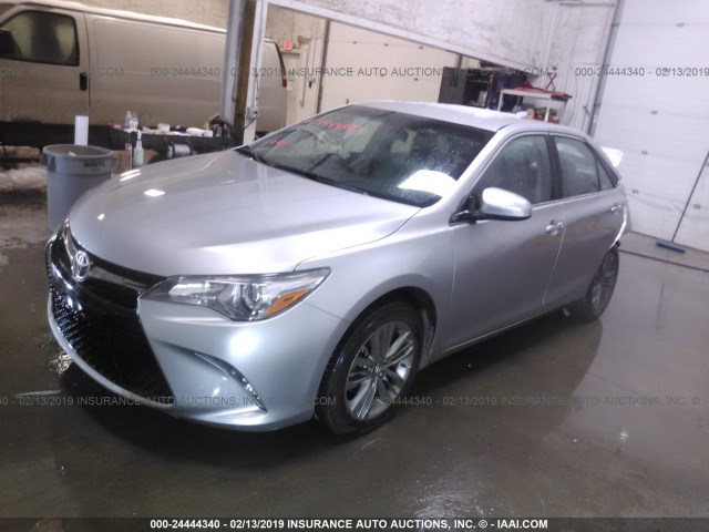 4T1BF1FK9GU250695 - 2016 TOYOTA CAMRY LE/XLE/SE/XSE ვერცხლისფერი ფოტო 2