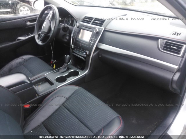 4T1BF1FK4FU894555 - 2015 TOYOTA CAMRY LE/XLE/SE/XSE 银色 照片 5