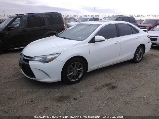 4T1BF1FK4GU548202 - 2016 TOYOTA CAMRY LE/XLE/SE/XSE WHITE photo 2