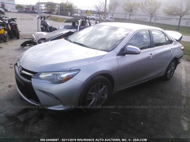 4T1BF1FK5GU567910 - 2016 TOYOTA CAMRY LE/XLE/SE/XSE ვერცხლისფერი ფოტო 2