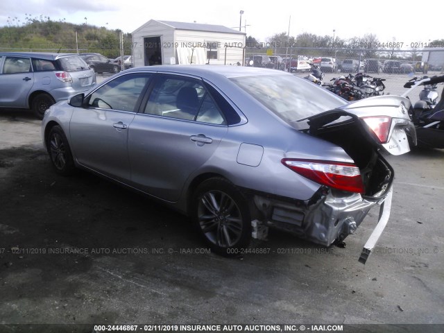 4T1BF1FK5GU567910 - 2016 TOYOTA CAMRY LE/XLE/SE/XSE ვერცხლისფერი ფოტო 3