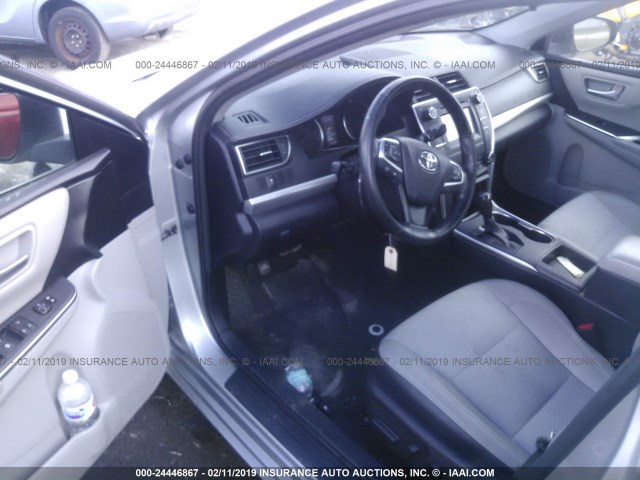 4T1BF1FK5GU567910 - 2016 TOYOTA CAMRY LE/XLE/SE/XSE ვერცხლისფერი ფოტო 5