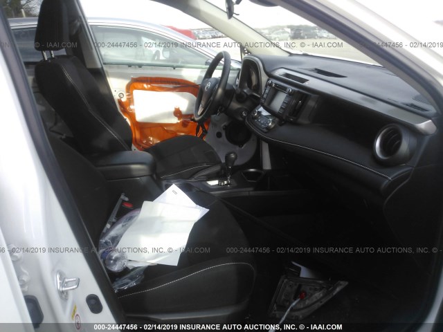 2T3WFREV7JW468810 - 2018 TOYOTA RAV4 ADVENTURE/XLE WHITE photo 5