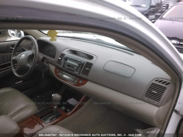 4T1BF30K94U063571 - 2004 TOYOTA CAMRY LE/XLE/SE WHITE photo 5